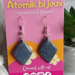 Handmade gray polymer clay earrings. Boucles d'oreilles fait à la main